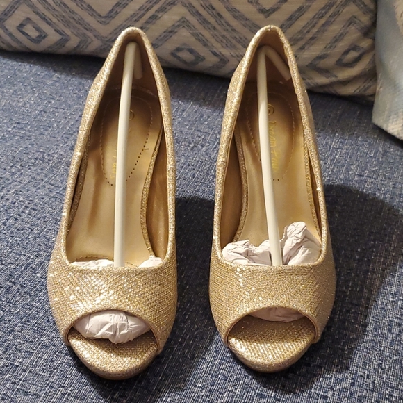 Sparkly Gold Open Toe Heel Shoes - Picture 4 of 11